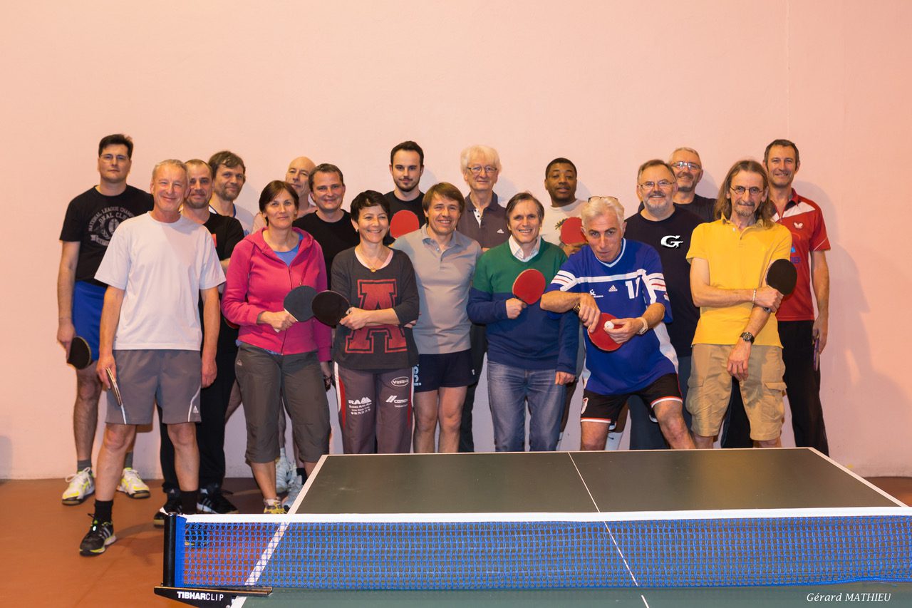 Groupe adultes loisir d'Annecy Tennis de Table autour d'une table de ping