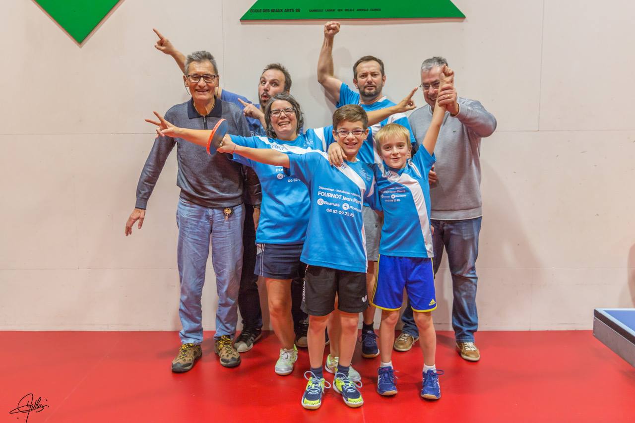 08 Équipe d'Annecy Tennis de Table célébrant une victoire dans la salle