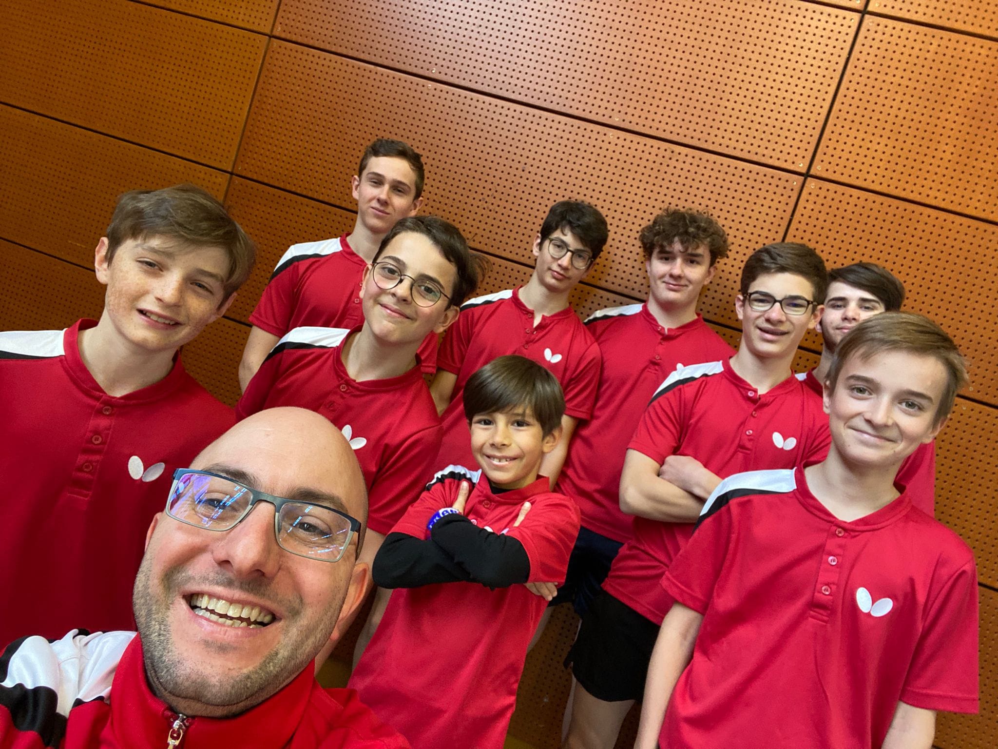 Équipe de jeunes d'Annecy Tennis de Table en maillot rouge