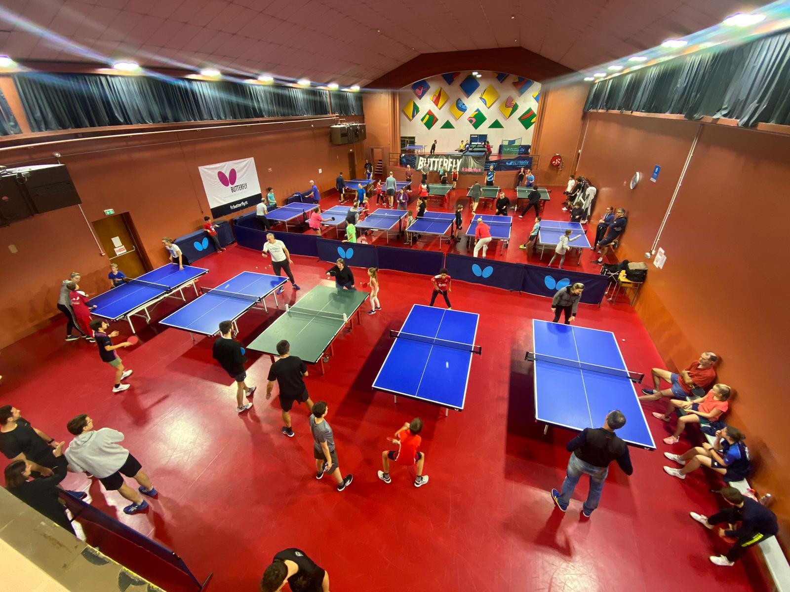414443285_877939061006259_2421826360684798918_n Vue de la salle Sonnerat pendant un entraînement de tennis de table à Annecy